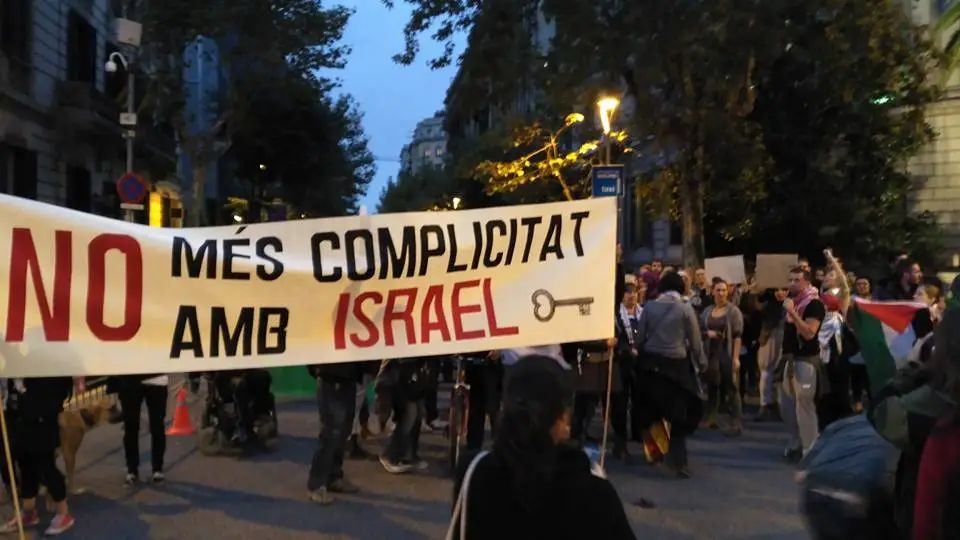 Barcellona rompe con Tel Aviv: “Che si fermi il massacro del popolo palestinese.”