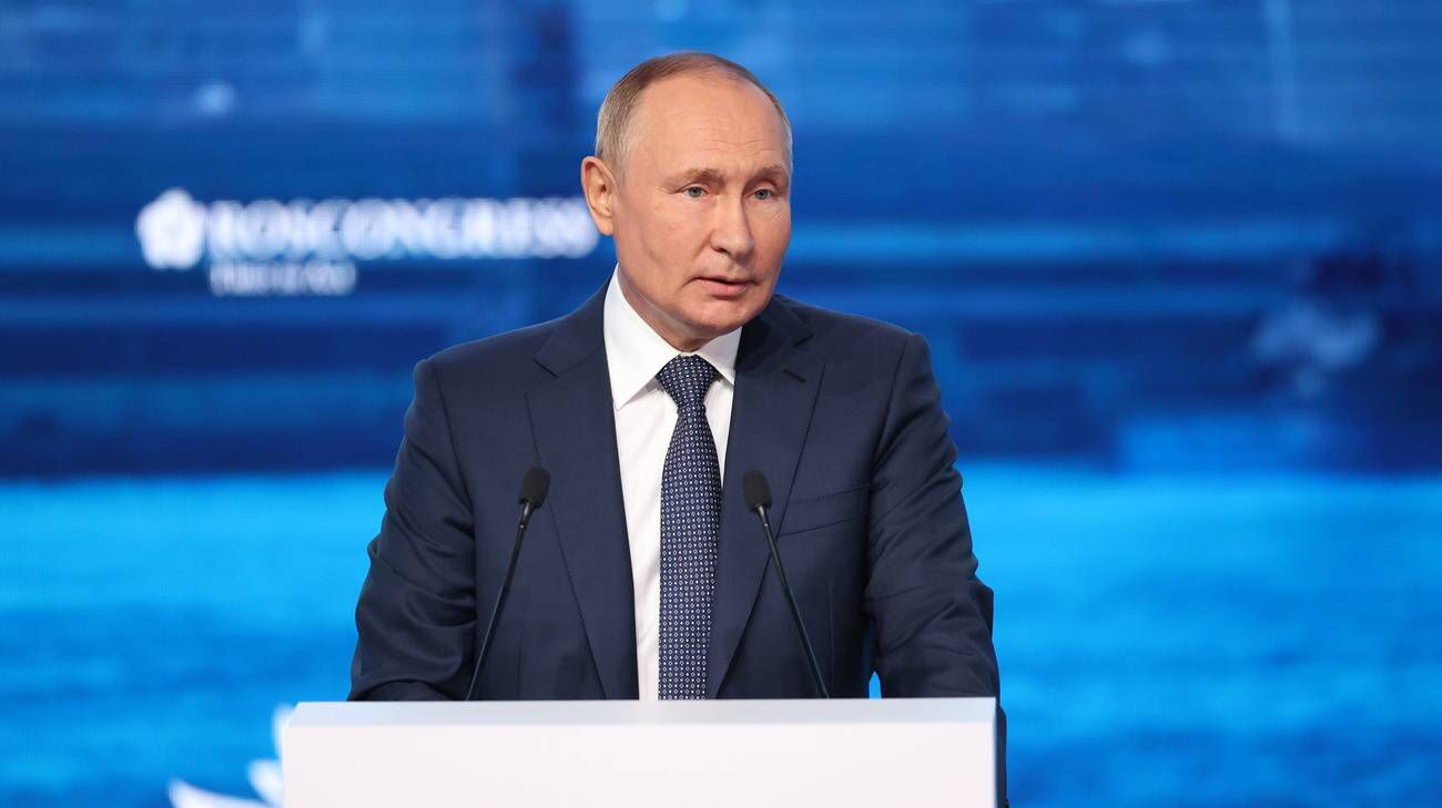 Putin parla al Forum di San Pietroburgo.