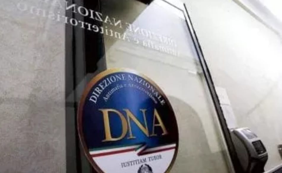 DNA: LA FABBRICA DEI RICATTI