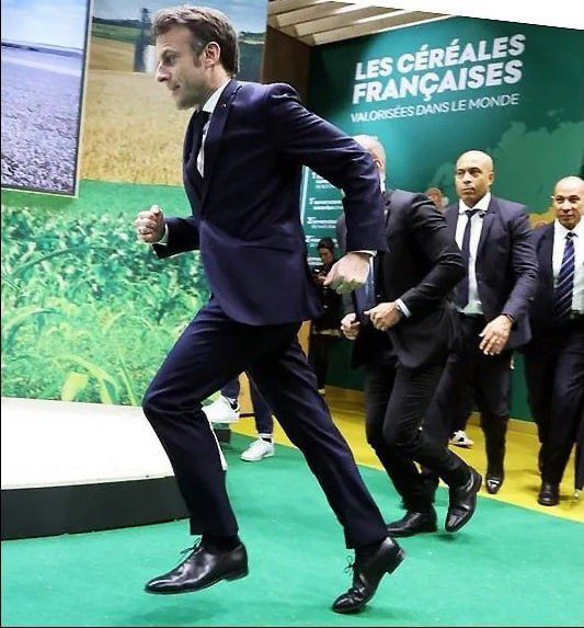 Macron costretto alla fuga dagli agricoltori francesi