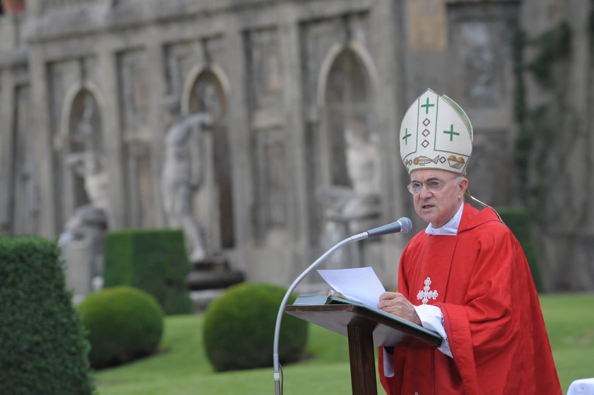 Viganò alza il tiro: “Bergoglio tiranno senza controllo”