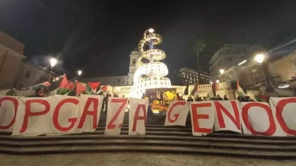 “Stop Gaza genocide”: il flashmob sulla scalinata di Trinità dei Monti